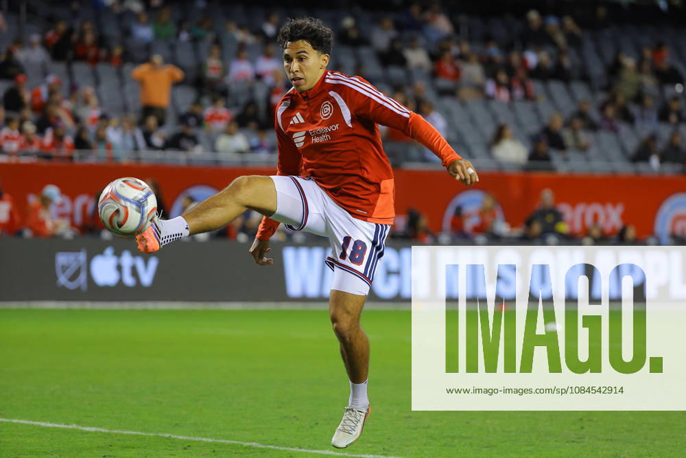 CHICAGO, IL - OCTOBER 14: Johan G—mez 18 of Chicago Fire FC shoots the ball prior to a match against the Philadelphia Union on October 14, 2026 at Soldier Field in Chicago. (Photo by Melissa Tamez Icon Sportswire) SOCCER: OCT 14 MLS, Fussball Herren, USA Chicago Fire FC vs Philadelphia Union Icon261014004