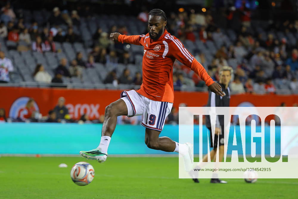 CHICAGO, IL - OCTOBER 14: Jonathan Bamba 19 of Chicago Fire FC shoots the ball prior to a match against the Philadelphia Union on October 14, 2026 at Soldier Field in Chicago. (Photo by Melissa Tamez Icon Sportswire) SOCCER: OCT 14 MLS, Fussball Herren, USA Chicago Fire FC vs Philadelphia Union Icon261014005