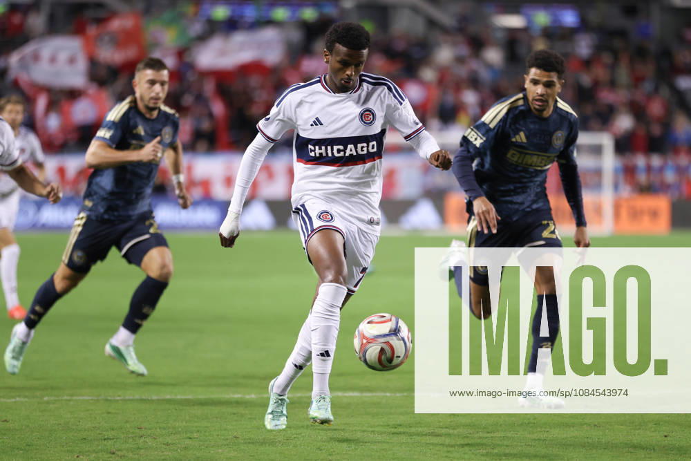 Maren Haile-Selassie (7 Chicago Fire FC) dribbles the ball during the Major League Soccer game between Chicago Fire FC and the Philadelphia Union at Soldier Field on Wednesday October 14 in Chicago, USA