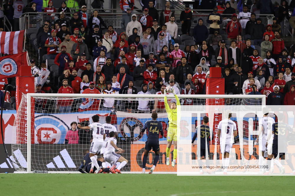 Chris Brady (1 Chicago Fire FC) catches the ball during the Major League Soccer game between Chicago Fire FC and the Philadelphia Union at Soldier Field on Wednesday October 14 in Chicago, USA