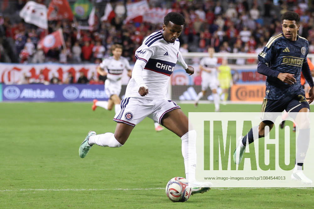 Maren Haile-Selassie (7 Chicago Fire FC) shoots the ball during the Major League Soccer game between Chicago Fire FC and the Philadelphia Union at Soldier Field on Wednesday October 14 in Chicago, USA