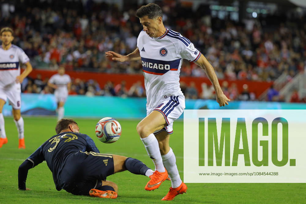 CHICAGO, IL - OCTOBER 14: Frankie Westfield 39 of the Philadelphia Union kicks the ball away from Robert Lewandowski 9 of Chicago Fire FC during the first half on October 14, 2026 at Soldier Field in Chicago. (Photo by Melissa Tamez Icon Sportswire) SOCCER: OCT 14 MLS, Fussball Herren, USA Chicago Fire FC vs Philadelphia Union Icon261014010