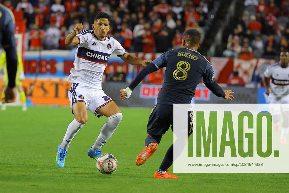 CHICAGO, IL - OCTOBER 14: Mauricio Pineda 22 of Chicago Fire FC controls the ball against Jesœs Bueno 8 of the Philadelphia Union during the first half on October 14, 2026 at Soldier Field in Chicago. (Photo by Melissa Tamez Icon Sportswire) SOCCER: OCT 14 MLS, Fussball Herren, USA Chicago Fire FC vs Philadelphia Union Icon261014015