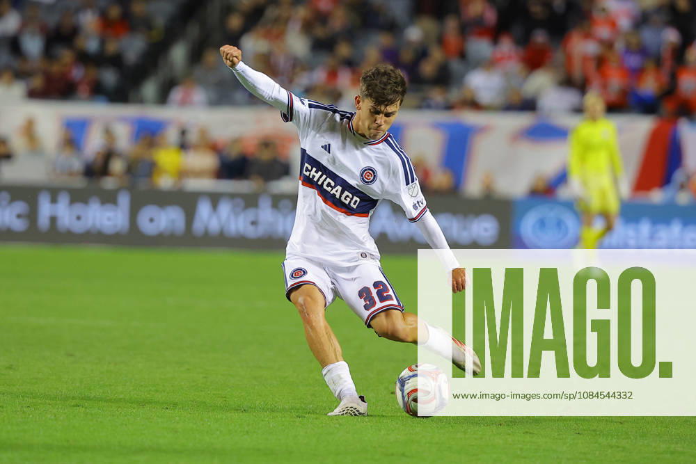 CHICAGO, IL - OCTOBER 14: Noah Allen 32 of Chicago Fire FC kicks the ball during the first half against the Philadelphia Union on October 14, 2026 at Soldier Field in Chicago. (Photo by Melissa Tamez Icon Sportswire) SOCCER: OCT 14 MLS, Fussball Herren, USA Chicago Fire FC vs Philadelphia Union Icon261014017