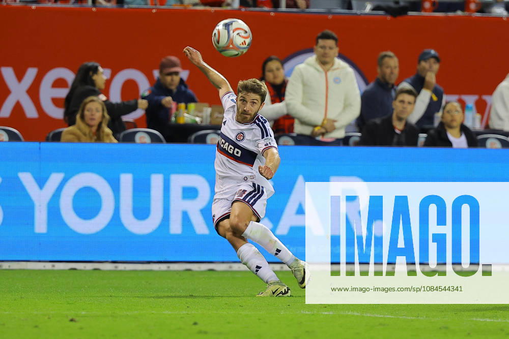 CHICAGO, IL - OCTOBER 14: Jonathan Dean 24 of Chicago Fire FC kicks the ball during the first half against the Philadelphia Union on October 14, 2026 at Soldier Field in Chicago. (Photo by Melissa Tamez Icon Sportswire) SOCCER: OCT 14 MLS, Fussball Herren, USA Chicago Fire FC vs Philadelphia Union Icon261014021
