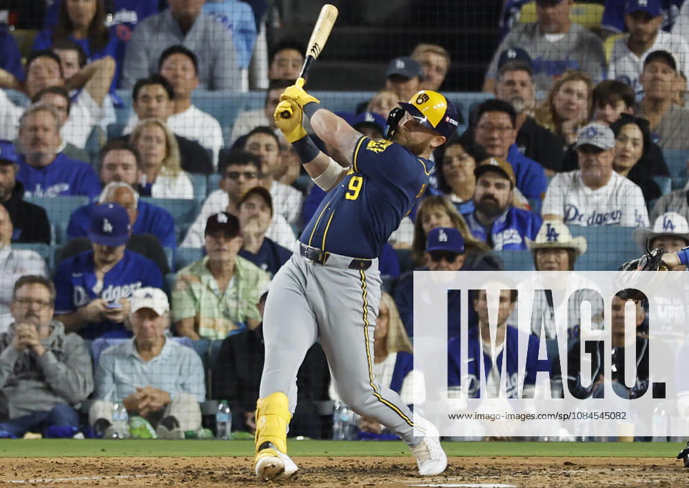 Milwaukee Brewers Jake Bauers (9) hits a two-run home run against the Los Angeles Dodgers in the seventh inning of the MLB, Baseball Herren, USA National League Championship Series playoffs at Dodger Stadium in Los Angeles, California, on Wednesday, October 14, 2026. LAP20261014725 CAROLINExBREHMAN