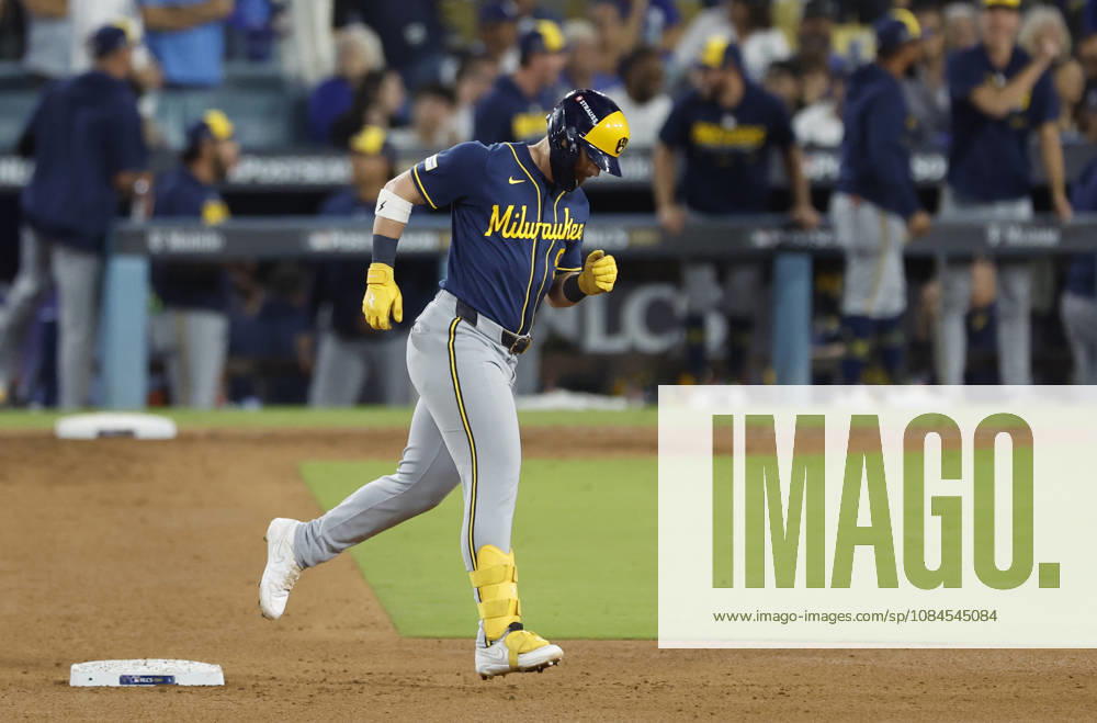 Milwaukee Brewers Jake Bauers (9) runs the bases after hitting a two-run home run against the Los Angeles Dodgers in the seventh inning of the MLB, Baseball Herren, USA National League Championship Series playoffs at Dodger Stadium in Los Angeles, California, on Wednesday, October 14, 2026. LAP20261014726 CAROLINExBREHMAN