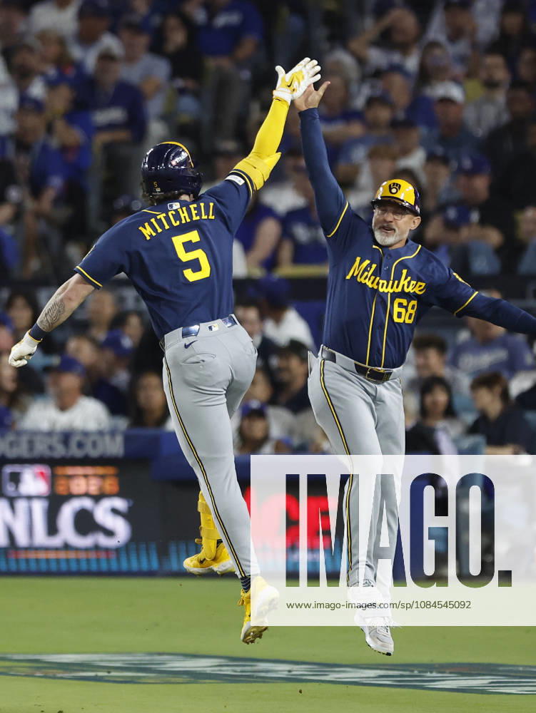 Milwaukee Brewers Garrett Mitchell (5) celebrates with third base coach Matt Erickson (68) after hitting a solo home run against the the Los Angeles Dodgers in the seventh inning of the MLB, Baseball Herren, USA National League Championship Series playoffs at Dodger Stadium in Los Angeles, California, on Wednesday, October 14, 2026. LAP20261014731 CAROLINExBREHMAN