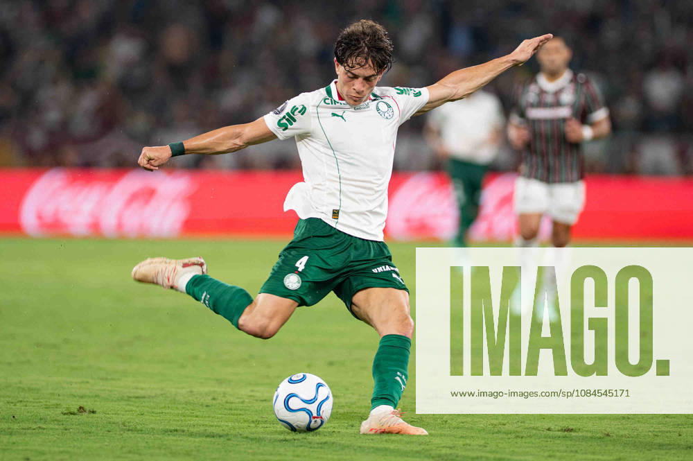 Agustín Giay of Palmeiras kicks the ball during a Copa CONMEBOL Libertadores semi-final first leg match between Fluminense and Palmeiras at Maracana Stadium on October 14, 2026 in Rio de Janeiro, Brazil (Photo by Riquelve Nata Sports Press Photo SPP)