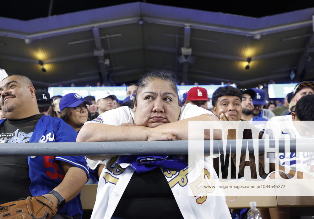 A Los Angeles Dodgers fan watches the action as the Dodgers trail the Milwaukee Brewers 5-2 in the bottom of the eighth inning in the MLB, Baseball Herren, USA National League Championship Series playoffs at Dodger Stadium in Los Angeles, California, on Wednesday, October 14, 2026. LAP20261014737 CAROLINExBREHMAN
