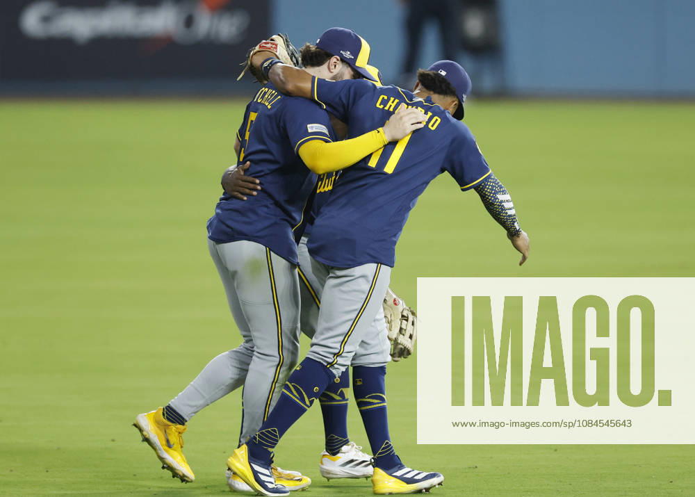 Milwaukee Brewers outfielders Garrett Mitchell (5), Jackson Chourio (11) and Luis Lara (18) celebrate after the Brewers defeated the Los Angeles Dodgers 6-2 in game three of the MLB, Baseball Herren, USA National League Championship Series playoffs at Dodger Stadium in Los Angeles, California, on Wednesday, October 14, 2026. The Brewers have a 3-0 lead in the best-of-seven series. LAP20261014747 CAROLINExBREHMAN
