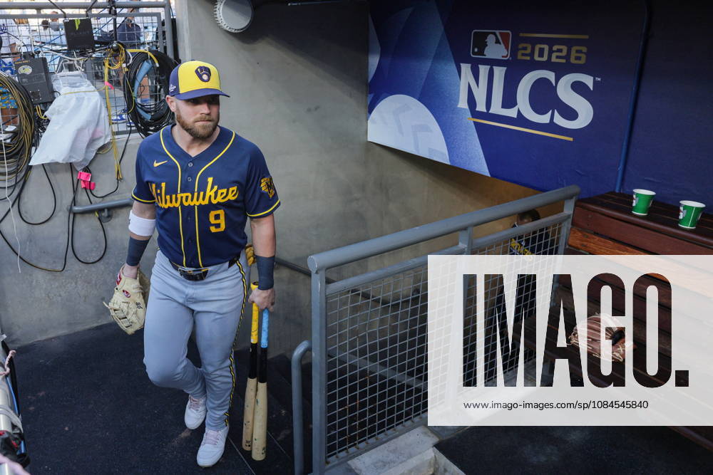 MLB, Baseball Herren, USA NLCS Game 3 - Los Angeles Dodgers vs Milwaukee Brewers Brewers first baseman Jake Bauers emerges from the dugout prior to game 3 of the National League Championship Series between the Los Angeles Dodgers and the Milwaukee Brewers at Uniqlo Field in Dodger Stadium in Los Angeles, California, USA, 14 October 2026. LOS ANGELES CALIFORNIA United States
