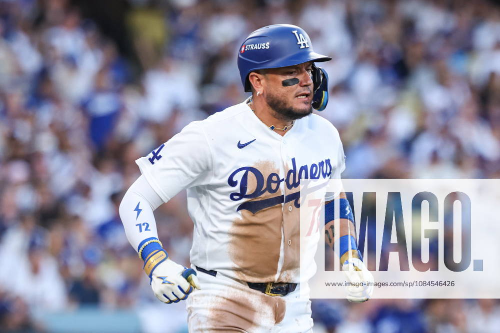 MLB, Baseball Herren, USA NLCS Game 3 - Los Angeles Dodgers vs Milwaukee Brewers Dodgers infielder Miguel Rojas (72) gets a hit in the second inning of game 3 of the National League Championship Series between the Los Angeles Dodgers and the Milwaukee Brewers at Uniqlo Field in Dodger Stadium in Los Angeles, California, USA, 14 October 2026. LOS ANGELES CALIFORNIA United States