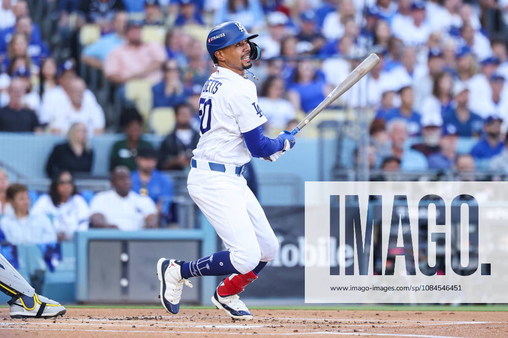 MLB, Baseball Herren, USA NLCS Game 3 - Los Angeles Dodgers vs Milwaukee Brewers Dodgers shortstop Mookie Betts (50) looks at a pop fly in the first inning of game 3 of the National League Championship Series between the Los Angeles Dodgers and the Milwaukee Brewers at Uniqlo Field in Dodger Stadium in Los Angeles, California, USA, 14 October 2026. LOS ANGELES CALIFORNIA United States