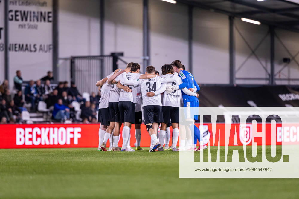 The SC Verl players are standing together in a circle GER, SC Verl vs. SSV Jahn Regensburg, soccer, 3rd Division, Matchday 9, 2026–2027 season, October 14, 2026 DFL regulations prohibit the use of photographs as image sequences and or quasi-video GER, SC Verl vs. SSV Jahn Regensburg, soccer, 3rd Division, Matchday 9, 2026–2027 season, October 14, 2026, Verl