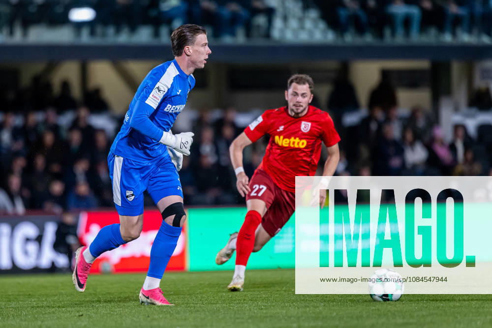 L R Timo Schlieck, SC Verl, 01; Lucas Hermes, SSV Jahn Regensburg, 27 (GER); SC Verl vs. SSV Jahn Regensburg, Soccer, 3rd Division, Matchday 9, 2026–2027 Season, October 14, 2026 DFL regulations prohibit any use of photographs as image sequences and or quasi-video GER, SC Verl vs. SSV Jahn Regensburg, Soccer, 3rd Division, Matchday 9, 2026–2027 season, October 14, 2026, Verl