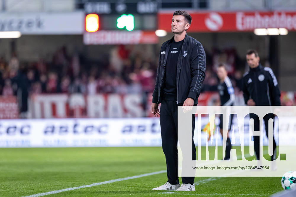 Orest Shala, Head Coach (GER), SC Verl vs. SSV Jahn Regensburg, Soccer, 3rd Division, Matchday 9, 2026–2027 Season, October 14, 2026 DFL regulations prohibit the use of photographs as image sequences and or quasi-video GER, SC Verl vs. SSV Jahn Regensburg, Soccer, 3rd Division, Matchday 9, 2026–2027 season, October 14, 2026, Verl