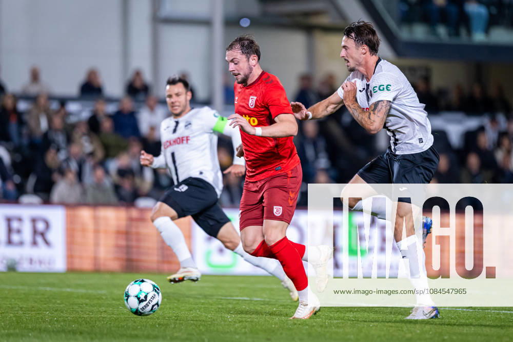 L R Lucas Hermes (SSV Jahn Regensburg), 27, in a tackle with Noah Koenig (SC Verl), 22, GER, SC Verl vs. SSV Jahn Regensburg, Soccer, 3rd Division, Matchday 9, 2026–2027 Season, October 14, 2026 DFL regulations prohibit any use of photographs as image sequences and or quasi-video GER, SC Verl vs. SSV Jahn Regensburg, Soccer, 3rd Division, Matchday 9, 2026–2027 season, October 14, 2026, Verl