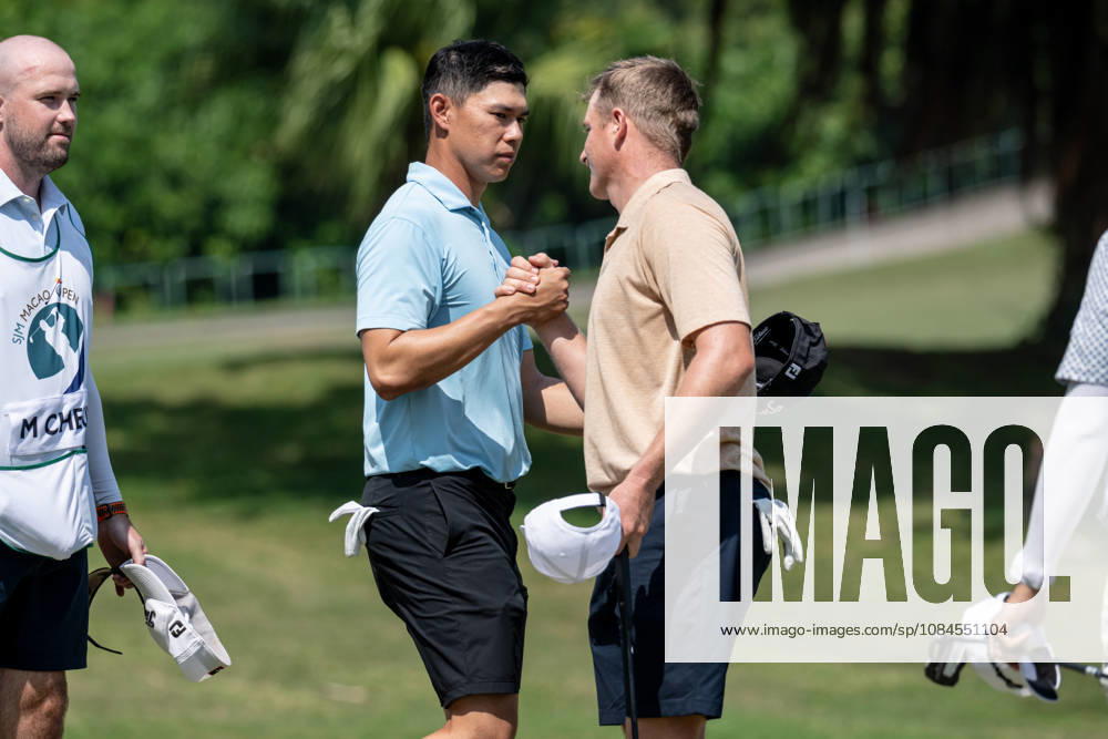 Hong Kongâ€⠢s Matthew CHEUNG thanks.Nick VOKE from New Zealand on the 9th green for their round.Opening Round in the Macao Open Golf at Macau Golf & Country Club. Coloane China - ZUMAr144 20261015_zap_r144_161