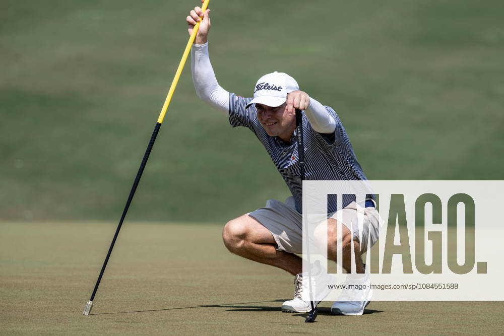 David BOOTE from Wales finishing his round on the 9th green.Opening Round in the Macao Open Golf at Macau Golf & Country Club. Coloane China - ZUMAr144 20261015_zap_r144_168