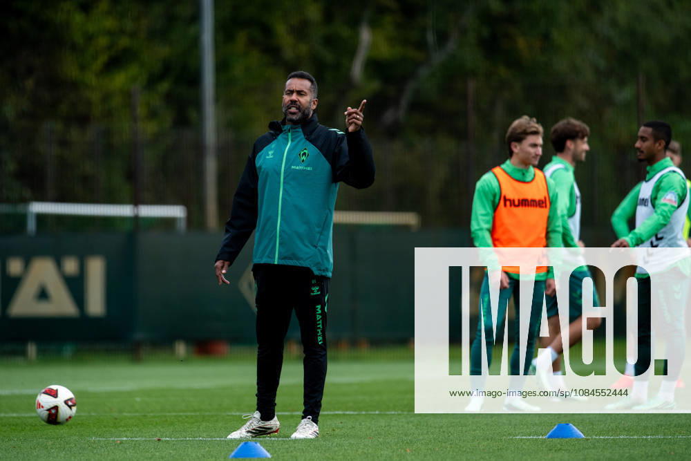 GER, Soccer, Men s, 1. Bundesliga, 2026–2027 Season, Practice, SV Werder Bremen, Daniel Thioune, Werder Bremen, Coach gesturing, Bremen Training Facility, Weserstadion, Bremen, Germany