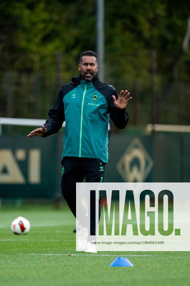 GER, Soccer, Men s, 1. Bundesliga, 2026–2027 Season, Practice, SV Werder Bremen, Daniel Thioune, Werder Bremen, Coach gesturing, Bremen Training Facility, Weserstadion, Bremen, Germany