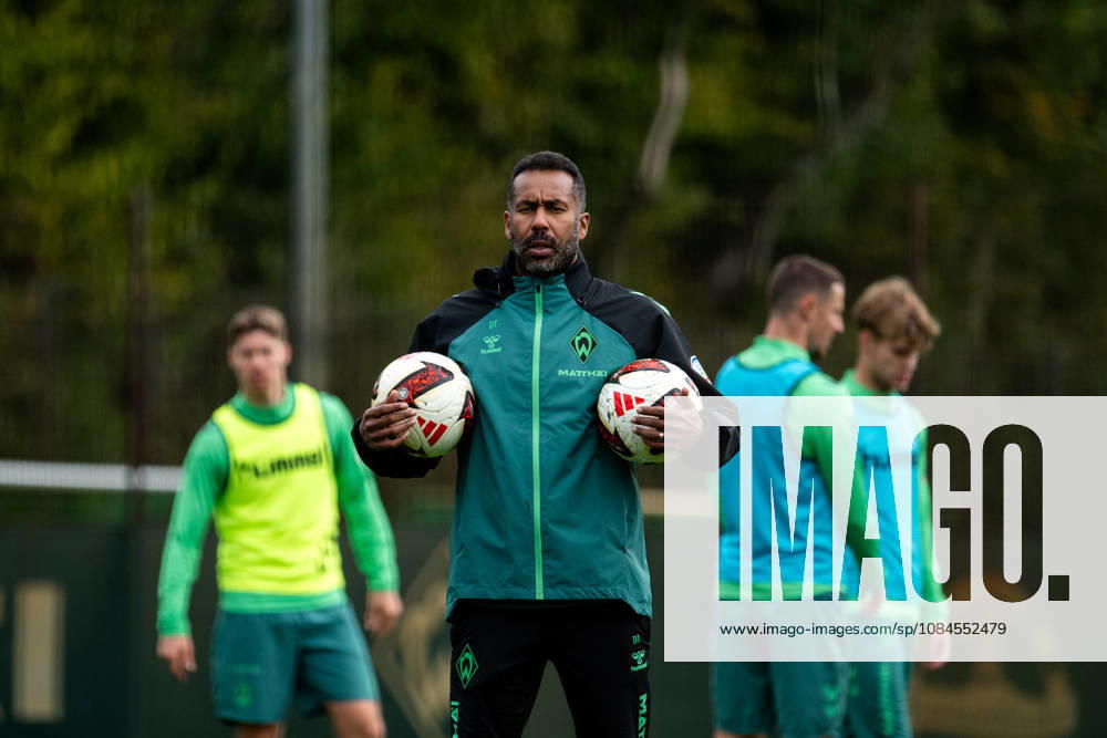 GER, Soccer, Men s, 1. Bundesliga, 2026–2027 Season, Practice, SV Werder Bremen, Daniel Thioune, Werder Bremen, Coach with balls, Bremen Training Facility, Weserstadion, Bremen, Germany