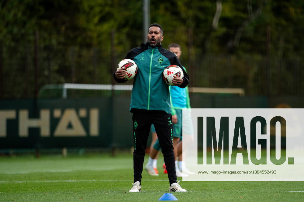 GER, Soccer, Men s, 1. Bundesliga, 2026–2027 Season, Practice, SV Werder Bremen, Daniel Thioune, Werder Bremen, Coach with balls, Bremen Training Facility, Weserstadion, Bremen, Germany