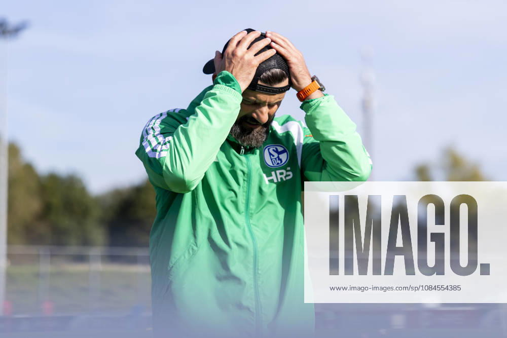 Soccer, FC Schalke 04 practice; Coach Miron Muslic; FC Schalke 04 is at a loss; Gelsenkirchen; FC Schalke 04 training facility; North Rhine-Westphalia, Germany; xRHR; PHOTO YYx