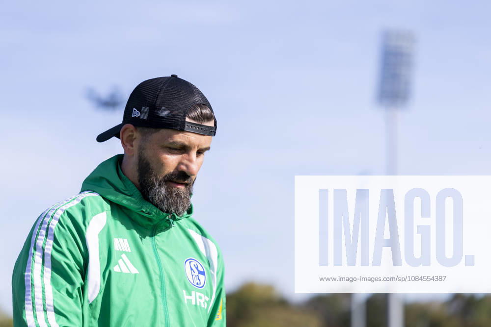 Soccer, FC Schalke 04 practice; Coach Miron Muslic; FC Schalke 04 with heads down; Gelsenkirchen; FC Schalke 04 training facility; North Rhine-Westphalia, Germany; xRHR; PHOTO YYx