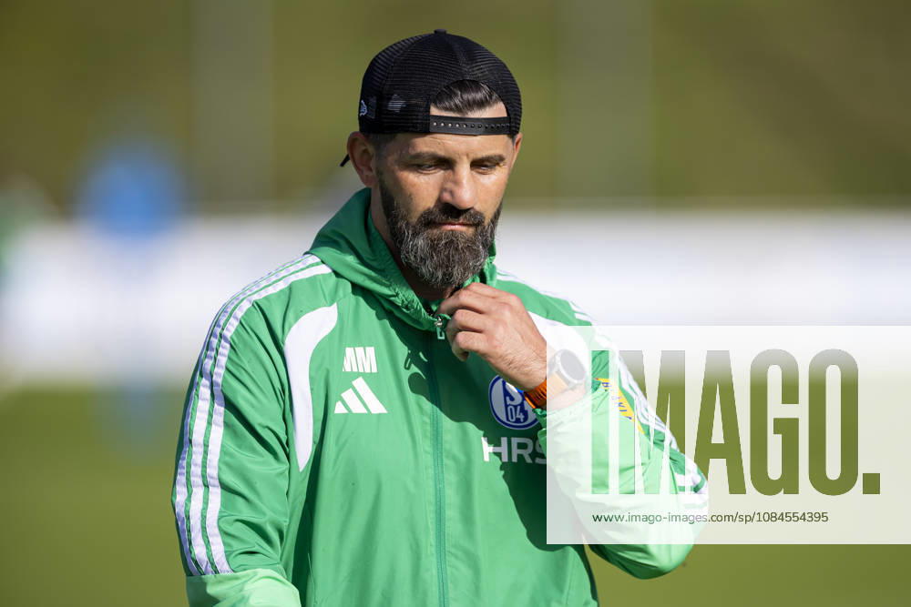 Soccer, FC Schalke 04 practice; Coach Miron Muslic; FC Schalke 04, Gelsenkirchen; FC Schalke 04 training facility; North Rhine-Westphalia, Germany; xRHR PHOTO YYx
