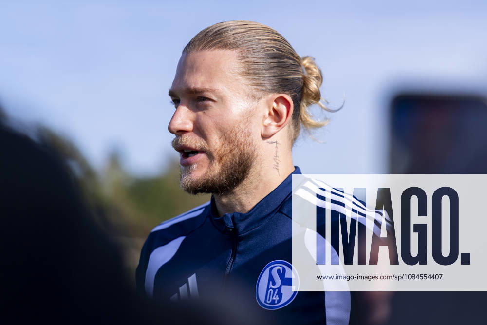 Soccer, FC Schalke 04 Training Session, Media Round with Goalkeeper Loris Karius, FC Schalke 04, Gelsenkirchen, FC Schalke 04 Training Facility, North Rhine-Westphalia, Germany, xRHR, PHOTO YYx