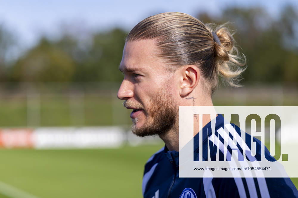 Soccer, FC Schalke 04 Training Session, Media Round with Goalkeeper Loris Karius, FC Schalke 04, Gelsenkirchen, FC Schalke 04 Training Facility, North Rhine-Westphalia, Germany, xRHR, PHOTO YYx