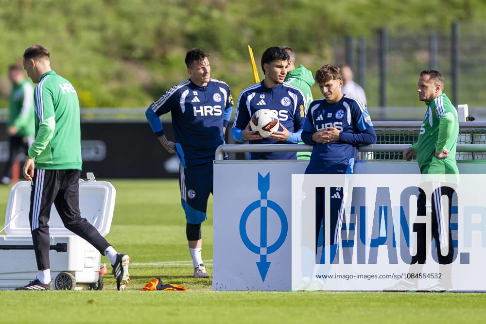 Soccer, FC Schalke 04 training: (from left) goalkeeper Kevin Müller (FC Schalke 04), Mertcan Ayhan (FC Schalke 04), Vitalie Becker (FC Schalke 04) at the FC Schalke 04 training facility in Gelsenkirchen, North Rhine-Westphalia, Germany xRHR PHOTO YYx