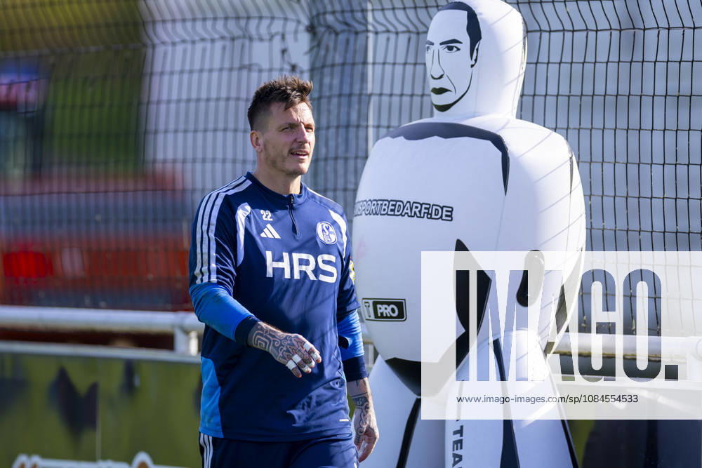 Soccer, FC Schalke 04 goalkeeper Kevin Müller at training; FC Schalke 04, Gelsenkirchen; FC Schalke 04 training facility; North Rhine-Westphalia, Germany; xRHR PHOTO YYx