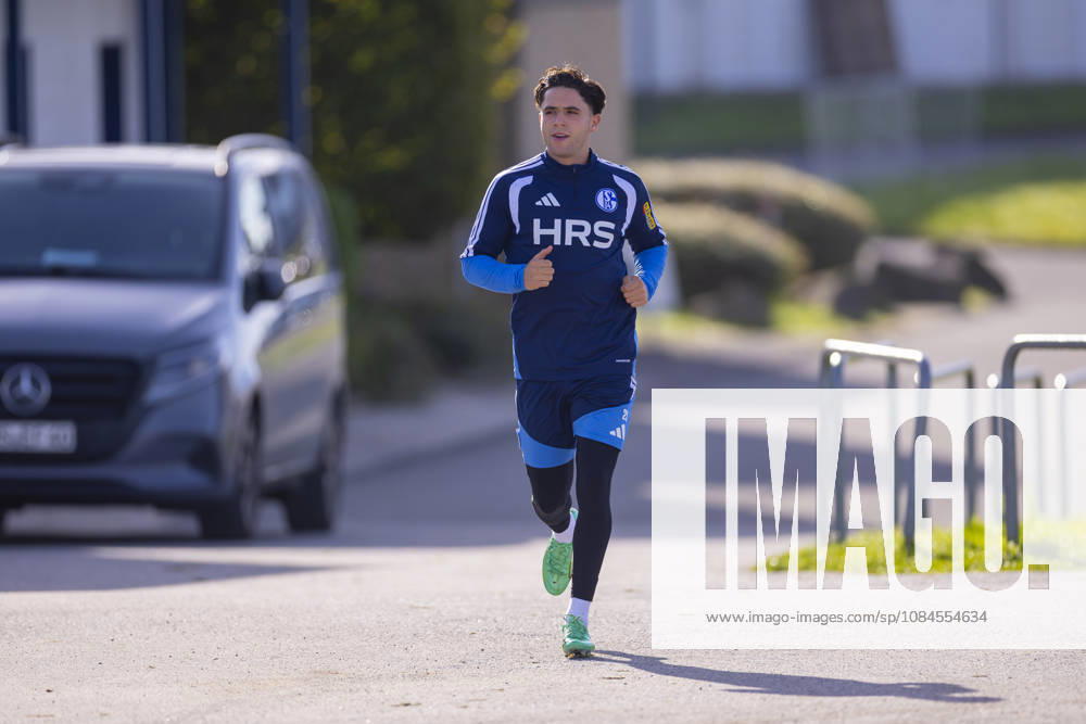 Soccer, FC Schalke 04 practice Soufiane El Faouzi FC Schalke 04 needs to hurry Gelsenkirchen FC Schalke 04 training facility NRW Germany xRHR PHOTO YYx