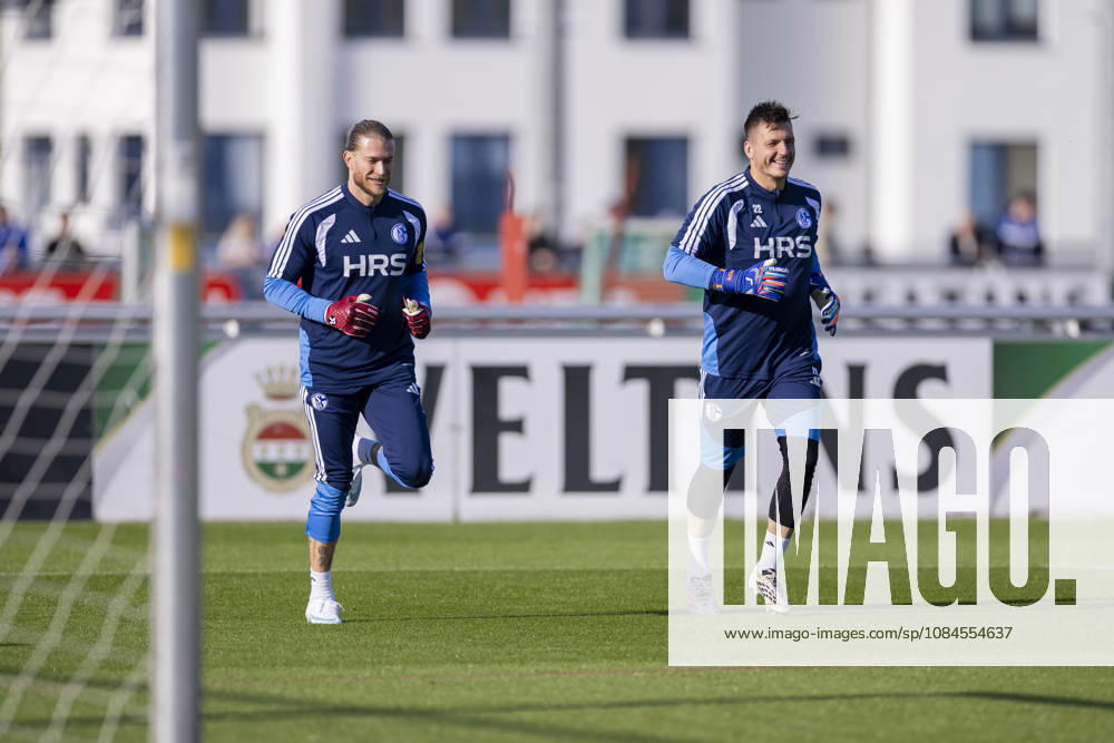 Soccer, FC Schalke 04 practice: Goalkeeper Loris Karius (FC Schalke 04), Goalkeeper Kevin Müller (FC Schalke 04), Gelsenkirchen, FC Schalke 04 training facility, North Rhine-Westphalia, Germany, xRHR, PHOTO YYx