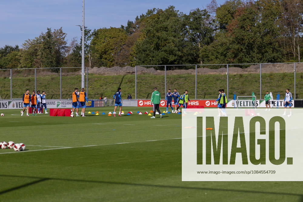 Soccer, FC Schalke 04 Practice: Setting up a coordination drill for the S04 players, Gelsenkirchen, FC Schalke 04 Training Facility, North Rhine-Westphalia, Germany, xRHR, PHOTO YYx