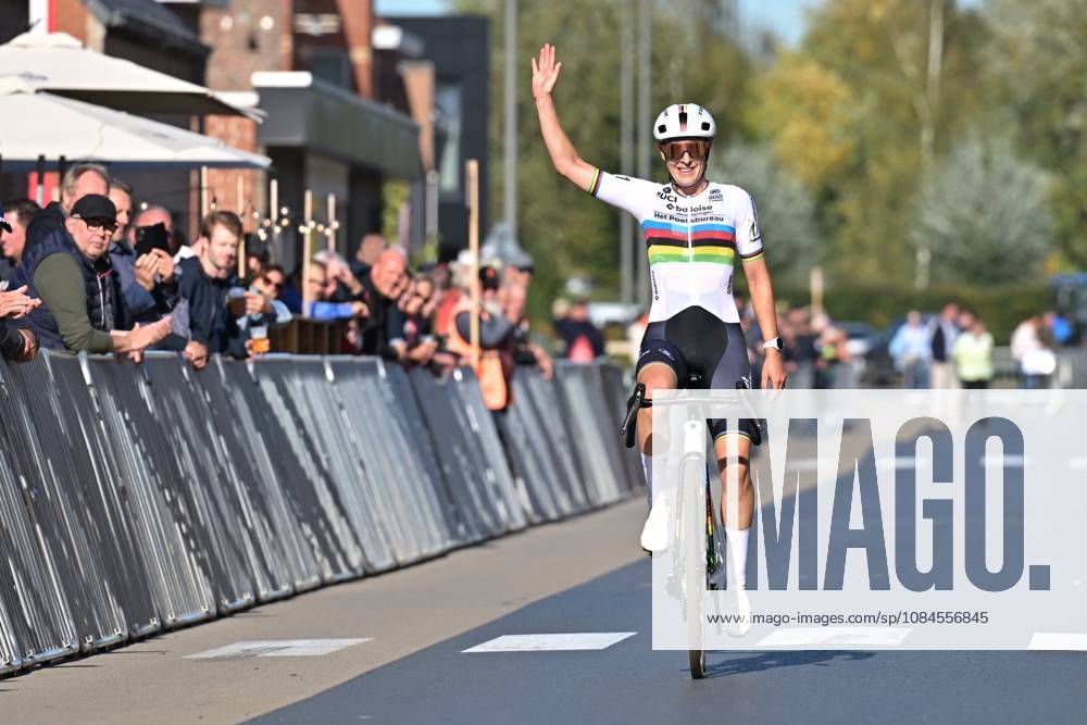 Netherlands Lucinda Brand celebrates after winning the women elite race of the Kermiscross cyclocross cycling event, on Thursday 15 October 2026, in Ardooie. DAVIDxPINTENS x189891523x