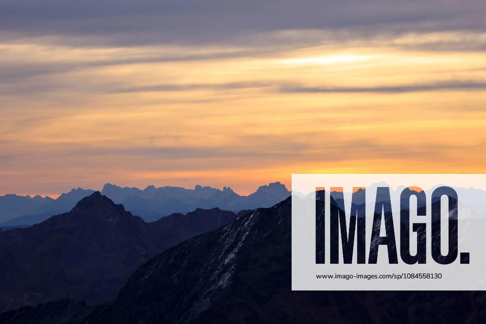 ALPINE SKIING - Ski Austria, training SOELDEN,AUSTRIA,15.OCT.26 - ALPINE SKIING - Ski Austria, giant slalom, training and qualification. Image shows a feature of mountains. GEPAxpictures xMathiasxMandl