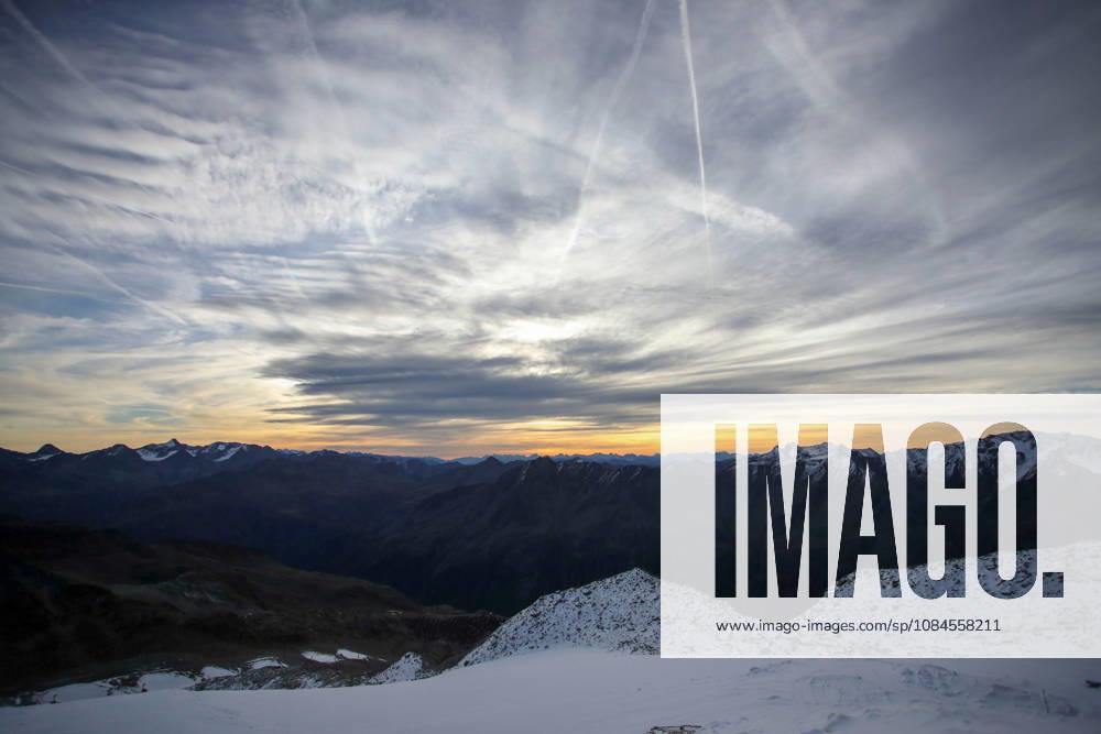 ALPINE SKIING - Ski Austria, training SOELDEN,AUSTRIA,15.OCT.26 - ALPINE SKIING - Ski Austria, giant slalom, training and qualification. Image shows a feature of mountains. GEPAxpictures xMathiasxMandl