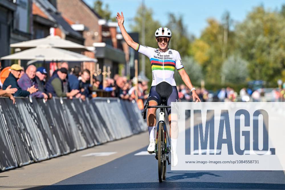 Netherlands Lucinda Brand celebrates after winning the women elite race of the Kermiscross cyclocross cycling event, on Thursday 15 October 2026, in Ardooie. DAVIDxPINTENS x189892223x