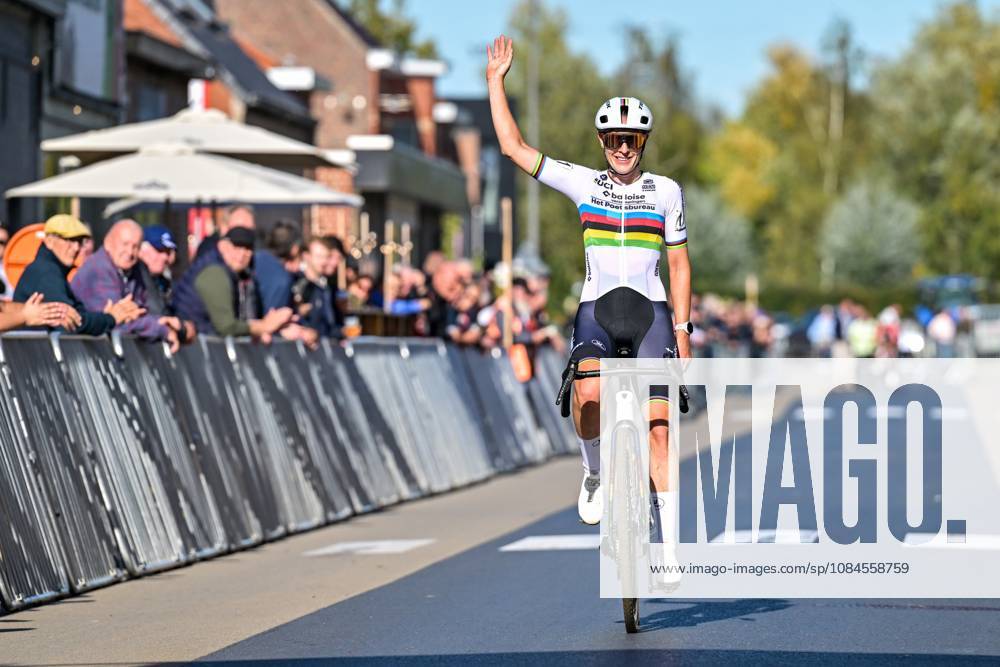 Netherlands Lucinda Brand celebrates after winning the women elite race of the Kermiscross cyclocross cycling event, on Thursday 15 October 2026, in Ardooie. DAVIDxPINTENS x189892217x