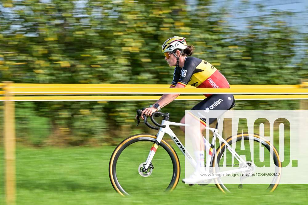 Belgium s Marion Norbert Riberolle pictured in action during the women elite race of the Kermiscross cyclocross cycling event, on Thursday 15 October 2026, in Ardooie. DAVIDxPINTENS x189892542x