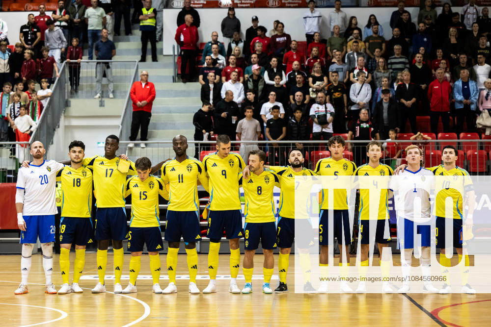 Players from Sweden line up ahead of the FIFA Futsal World Cup qualifying match between Hungary and Sweden on October 15, 2026 in Nyíregyháza. Photo: Bildbyran EXT BILDBYRÅN COP 18 XY0131 futsal national team Hungary Sweden national team Sweden BBENG World Cup qualifier Hungary