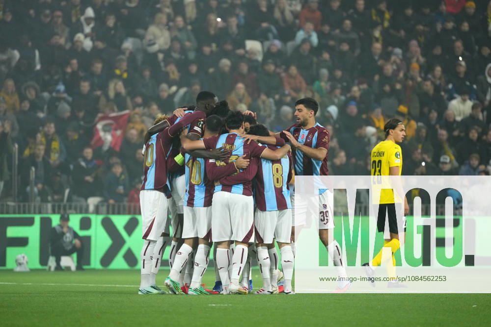 LKS 20261015 Trabzonspor players celebrate 0-1 goal by Paul Onuachu during the football UEFA Conference League League Phase match between KuPS Kuopio and Trabzonspor in Tampere, Finland, on October 15, 2026. - MIKA KYLMÄNIEMI Tampere Finland Ebmx4ALnoh4