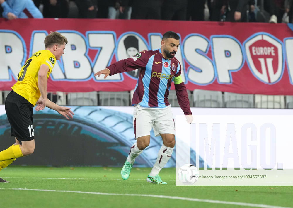 LKS 20261015 Mohamed Salah (R) of Trabzonspor vies with Niilo Kujasalo of KuPS during the football UEFA Conference League League Phase match between KuPS Kuopio and Trabzonspor in Tampere, Finland, on October 15, 2026. - MIKA KYLMÄNIEMI Tampere Finland XV7ITfhfSZI