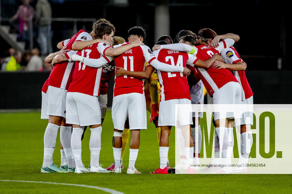 ALKMAAR Team talk during the UEFA Europa League match between AZ and Hapoel Beer Sheva at AFAS Stadion on October 15, 2026, in Alkmaar, Netherlands ED VAN DE POL EYE4IMAGES DeFodi Images