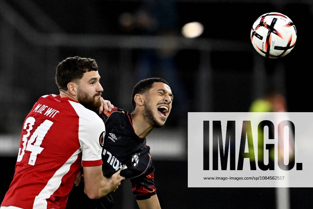 ALKMAAR - Mees de Wit of AZ, Mohammad Abu Rumi of Hapoel Beer-Sheva during the Europa League match between AZ Alkmaar and Hapoel Beer-Sheva at the AFAS Stadium on 15 October 2026 in Alkmaar, the Netherlands. OLAF KRAAK ANP ANPxSportx IVx 572539166 originalFilename: 572539166