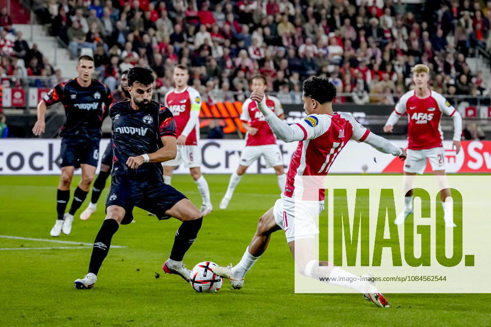 ALKMAAR Hapoel Beer Sheva defender Pedro Amador, AZ Alkmaar forward Ro Zangelo Daal during the UEFA Europa League match between AZ and Hapoel Beer Sheva at AFAS Stadion on October 15, 2026, in Alkmaar, the Netherlands ED VAN DE POL EYE4IMAGES DeFodi Images